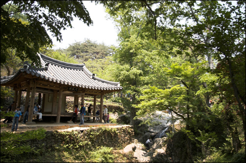 입구에서 바라보는 광풍각(光風閣). 비가 온 후 해가 뜨며 부는 청량한 바람이라는 뜻으로 이름이 지어졌습니다. 